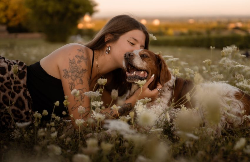 Photographe Beaujolais Laetitia Duvernay Moments portrait animal séance photo chien amour fleur