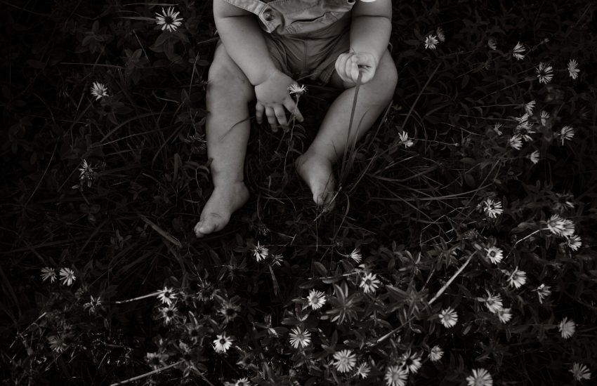Photographe Beaujolais Laetitia Duvernay Moments séance photo famille enfant fleur noir et blanc