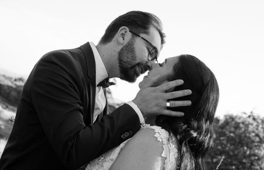 Photographe Mariage Beaujolais Bourgogne Lyon Wedding destination Laetitia Duvernay Moments photo couple baiser