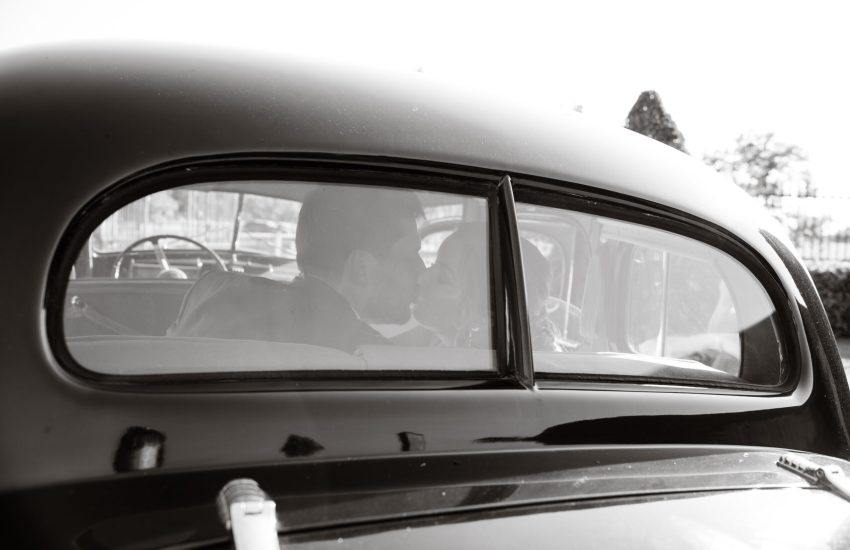 Photographe Mariage Beaujolais Bourgogne Lyon Wedding destination Laetitia Duvernay Moments photo couple vieille voiture