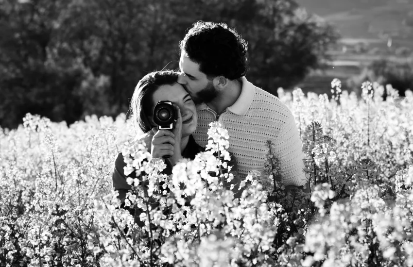 Photographe portrait Beaujolais Laetitia Duvernay Moments Lyon Bourgogne photographie portrait lifestyle couple spontanée colza noir et blanc