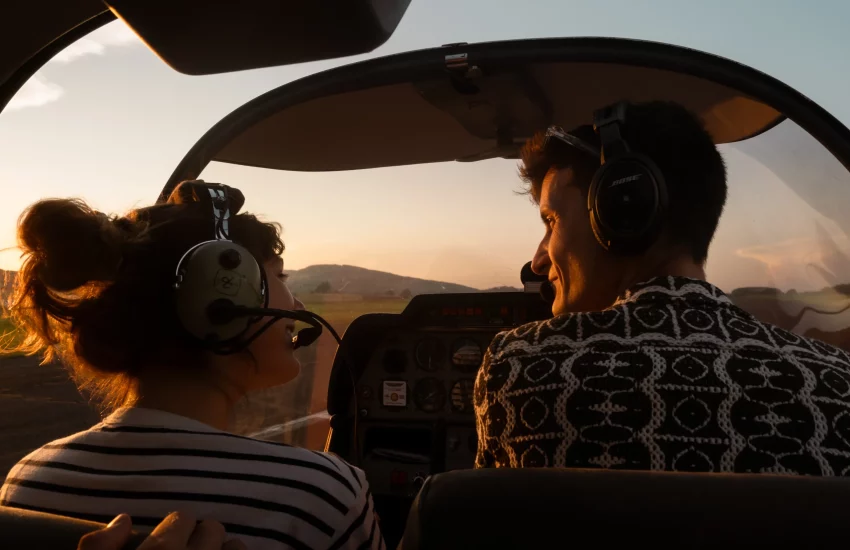 Photographe portrait Beaujolais Laetitia Duvernay Moments Lyon Bourgogne photographie portrait lifestyle séance photo couple avion sunset