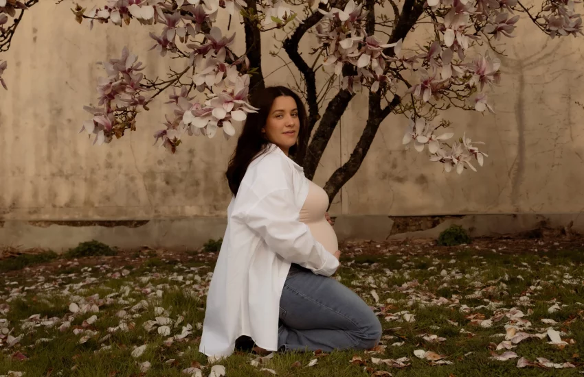 Photographe portrait Beaujolais Laetitia Duvernay Moments Lyon Bourgogne photographie portrait lifestyle séance photo grossesse fleur magnolia