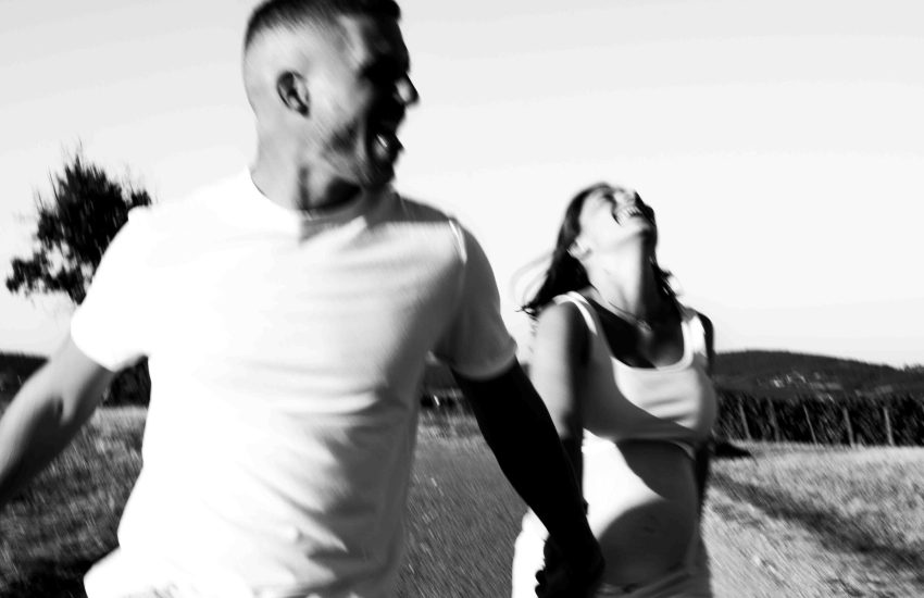 photographe-couple-laetitia-duvernay-moments-seance-photo-beaujolais-grossesse-rire-noir-et-blanc