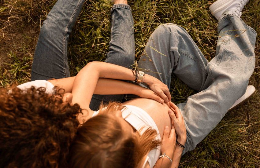 photographe-couple-laetitia-duvernay-moments-seance-photo-beaujolais-seance-grossesse-sunset
