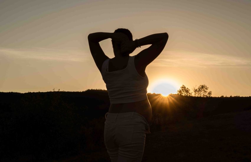 photographe-couple-laetitia-duvernay-moments-seance-photo-beaujolais-seance-photo-grossesse-soleil