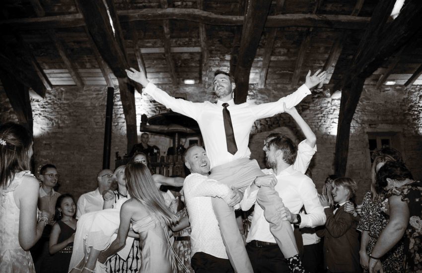 photographe-mariage-laetitia-duvernay-moments-reportage-mariage-spontané-beaujolais-danse-marie-soiree