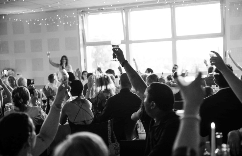 photographe-mariage-laetitia-duvernay-moments-reportage-mariage-spontané-beaujolais-lever-nos-verres