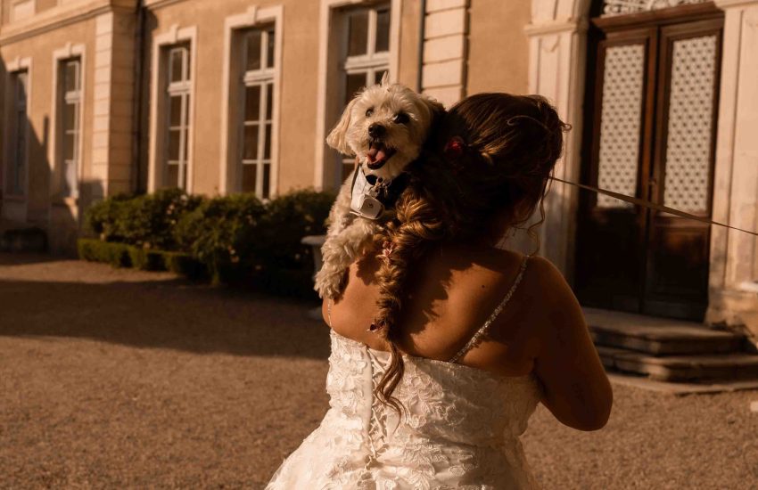 photographe-mariage-laetitia-duvernay-moments-reportage-mariage-spontané-beaujolais-mariee-chien