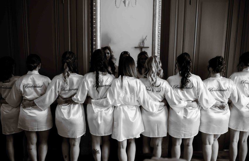 photographe-mariage-laetitia-duvernay-moments-reportage-mariage-spontané-beaujolais-photo-demoiselle-d-honneur-peignoir