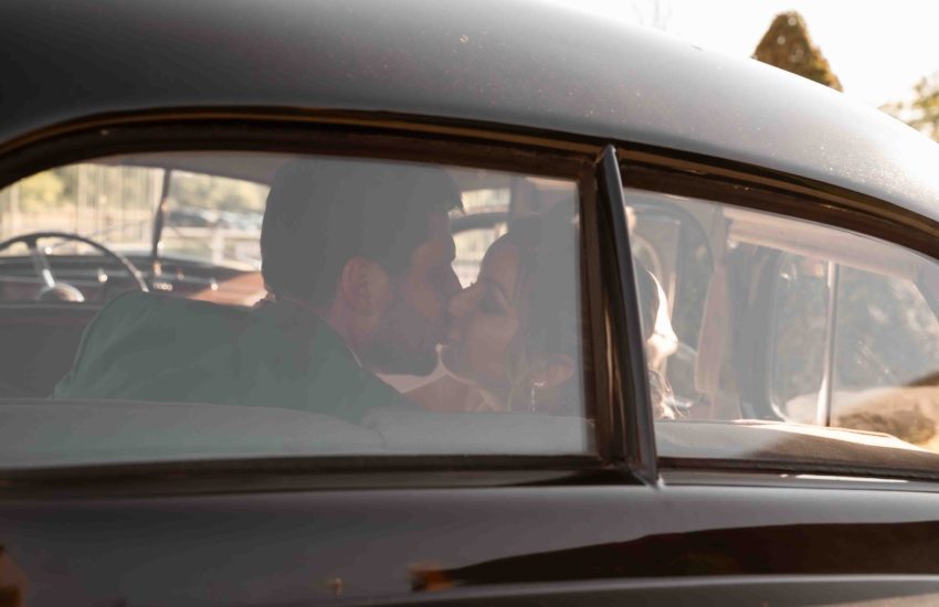 photographe-mariage-laetitia-duvernay-moments-reportage-mariage-spontané-beaujolais-photo-voiture-couple