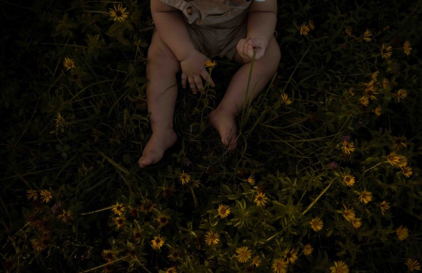 photographe-portrait-laetitia-duvernay-moments-seance-photo-beaujolais-enfant-bebe-fleur