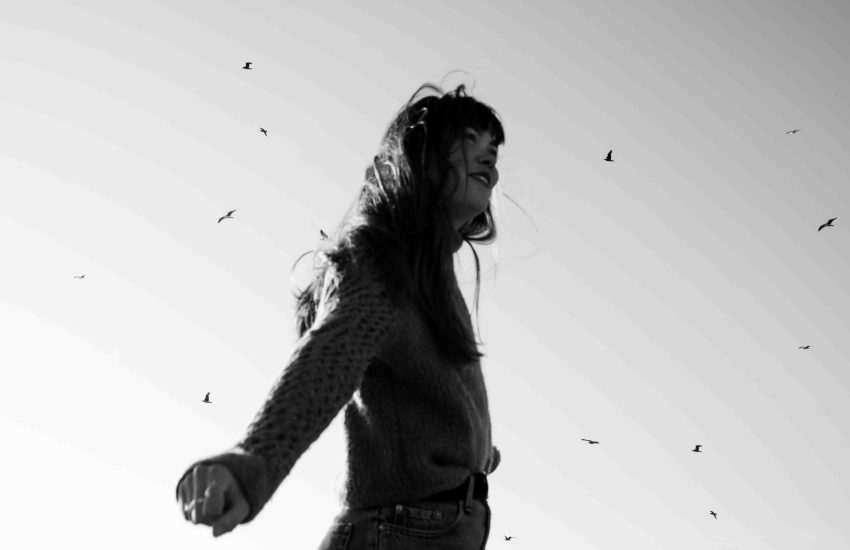 photographe-portrait-laetitia-duvernay-moments-seance-photo-beaujolais-mer-oiseau-noir-et-blanc