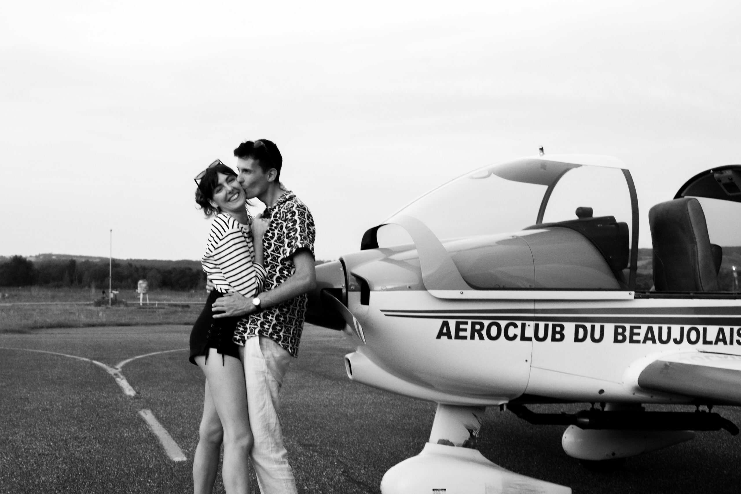 photo-couple-avion-amour photographe Beaujolais Duvernay Moments