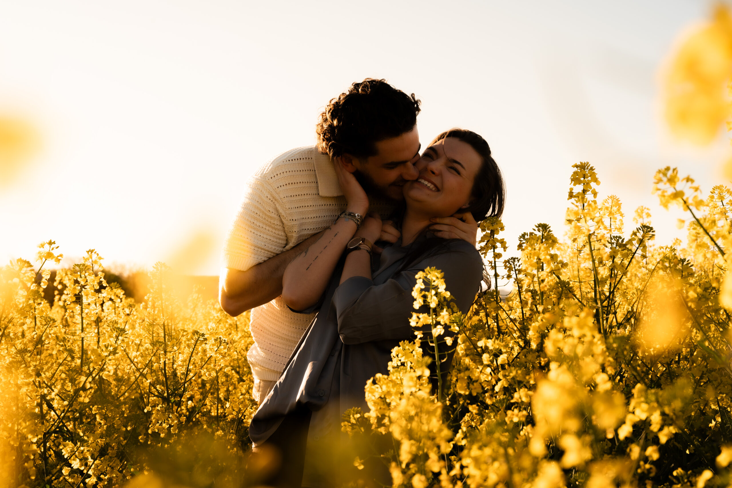 portrait-couple-amour-fleur-colza photographe Beaujolais Duvernay Moments