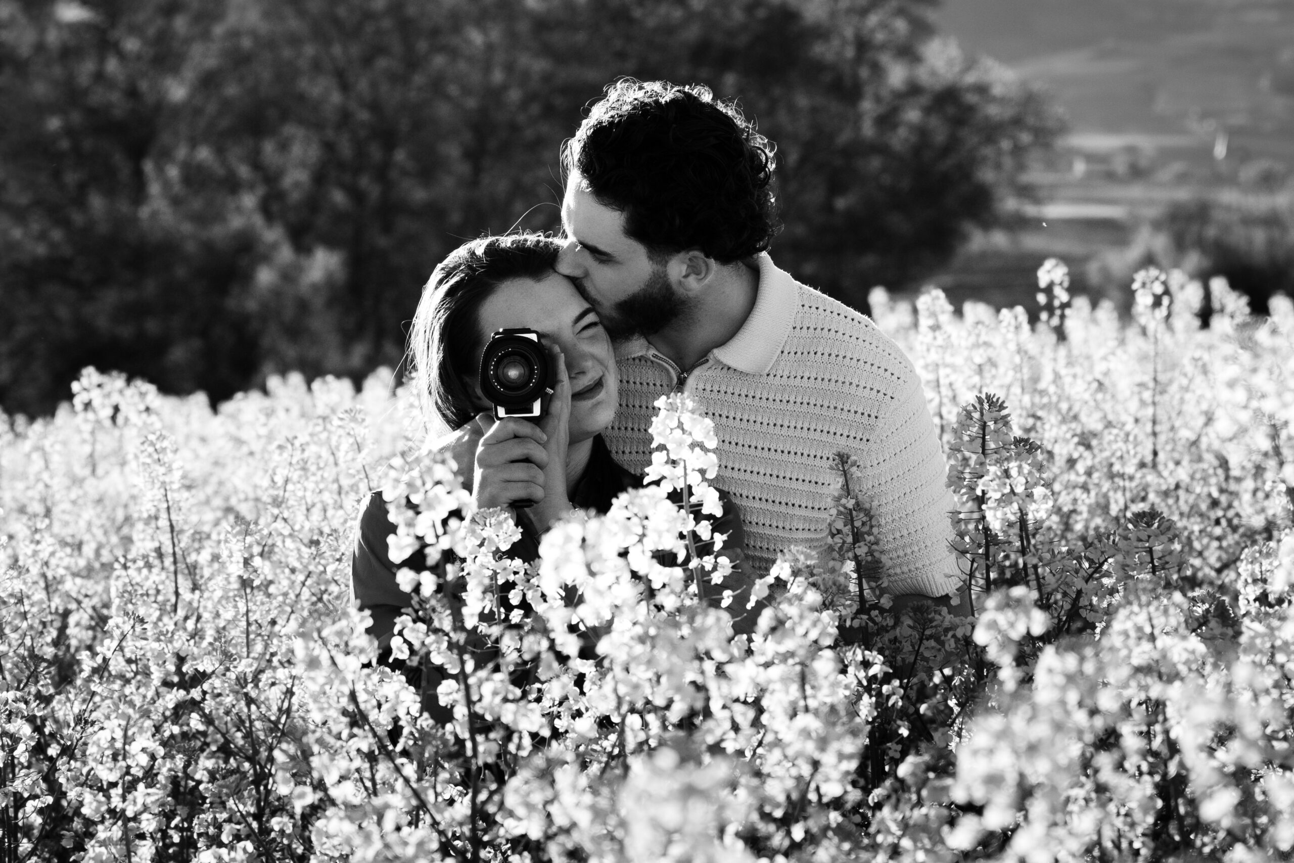 portrait-couple-fleur-colza-caméra photographe Beaujolais Duvernay Moments