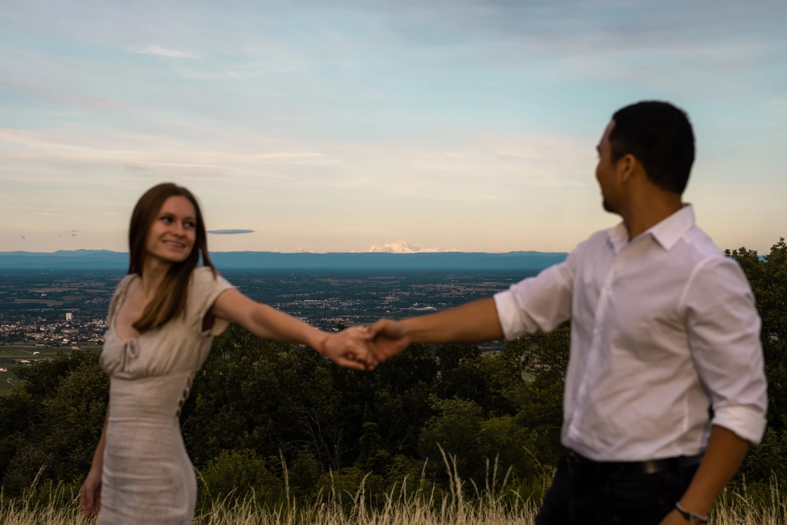 Photographe portrait Beaujolais Laetitia Duvernay Moments Lyon Bourgogne photographie portrait lifestyle couple amour Mont Brouilly