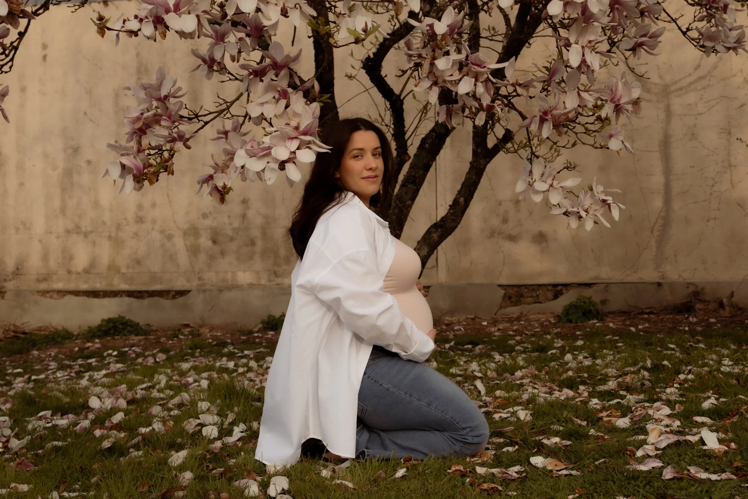 Photographe portrait Beaujolais Laetitia Duvernay Moments Lyon Bourgogne photographie portrait lifestyle séance photo grossesse fleur magnolia