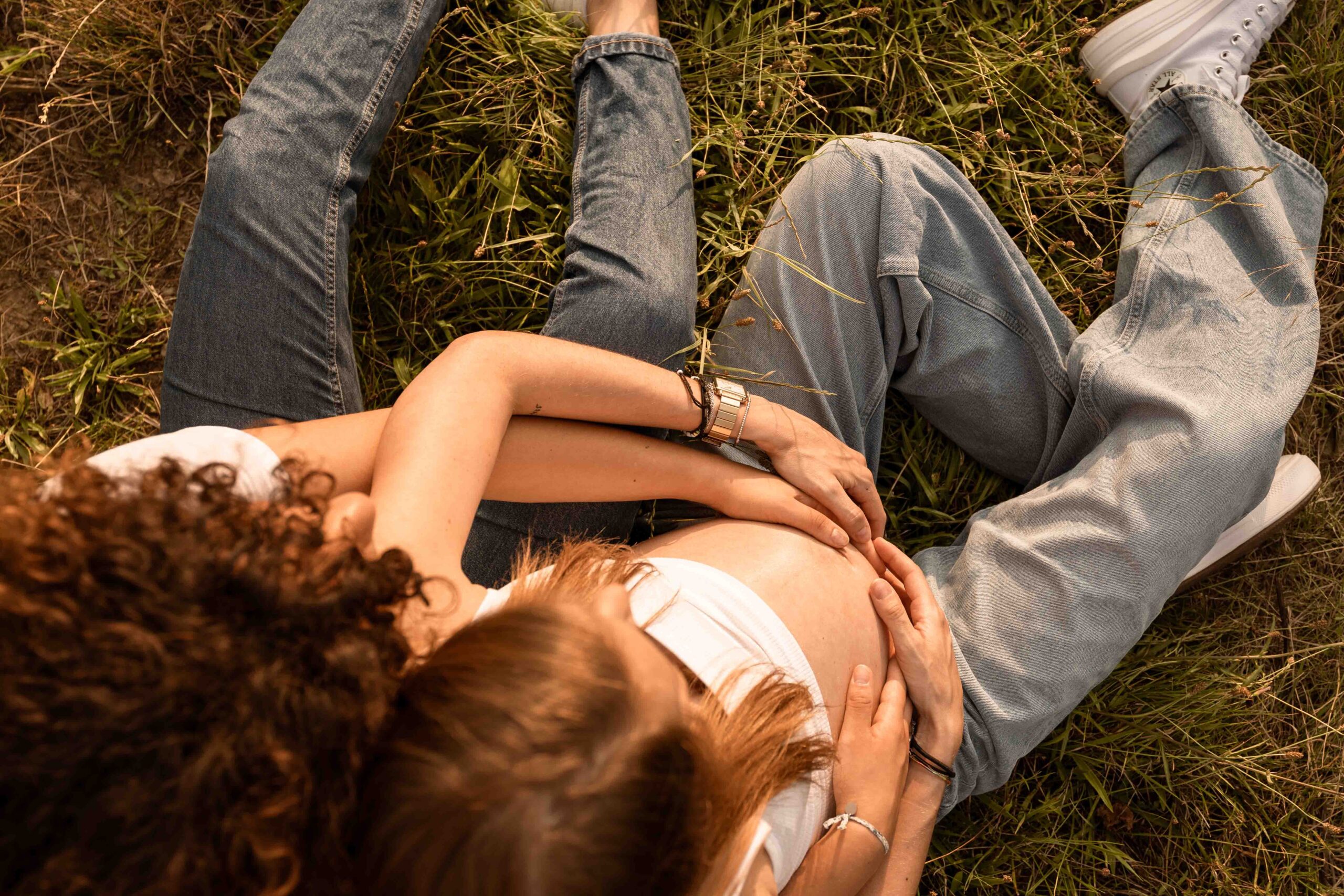 photographe-couple-laetitia-duvernay-moments-seance-photo-beaujolais-seance-grossesse-sunset